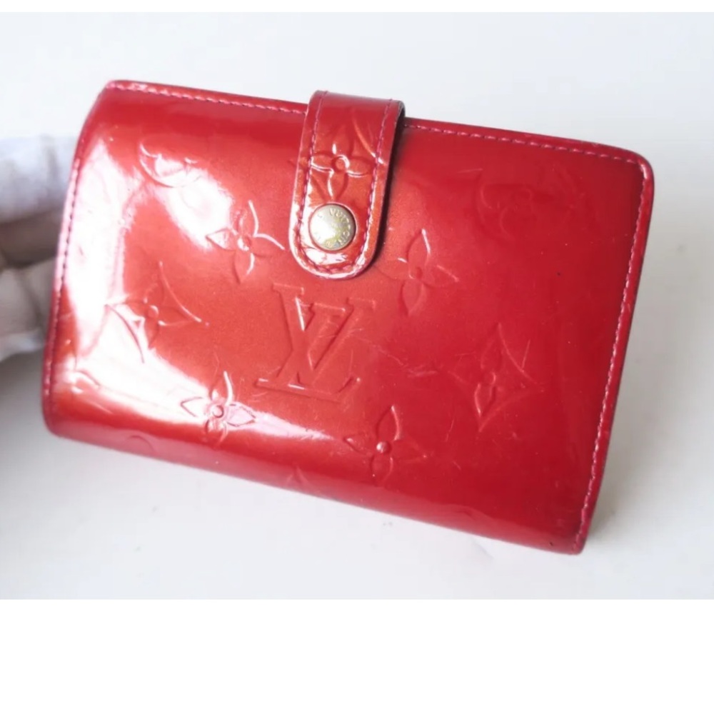 Louis Vuitton Candy Apple 🍎 Red kislock wallet w many compartments, no pilling!